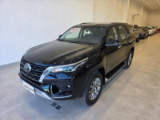 TOYOTA HILUX SW4 2.8 D-4D TURBO DIESEL SRX 7L 4X4 AUTOMÁTICO TOYOTA HILUX SW4 2.8 D-4D TURBO DIESEL SRX 7L 4X4 AUTOMÁTICO
